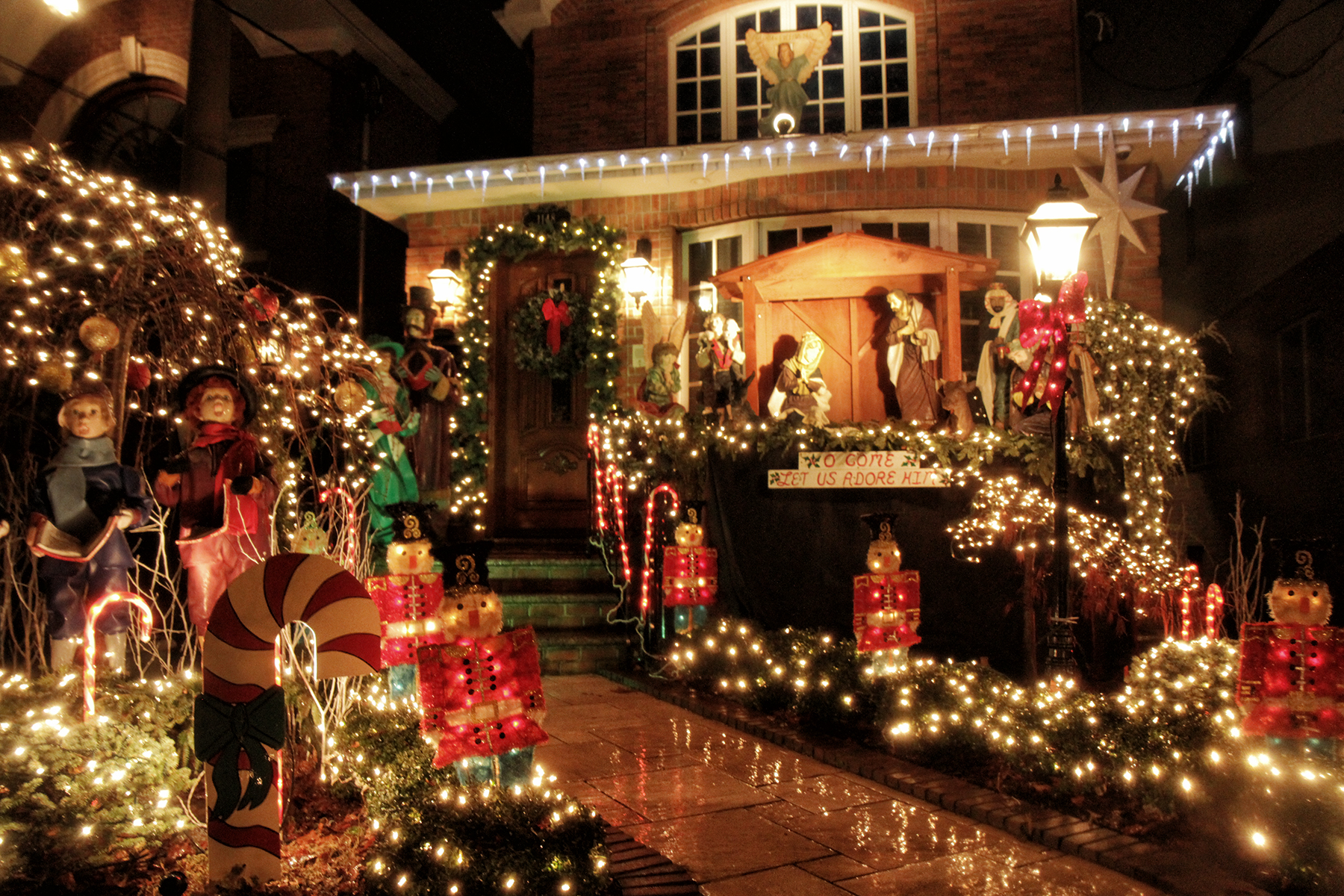 Dyker Heights celebrates the holiday spirit once again with lights ...