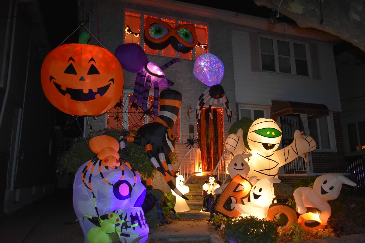 PHOTOS Dyker Heights Doubles Down on Frights with Haunting Halloween
