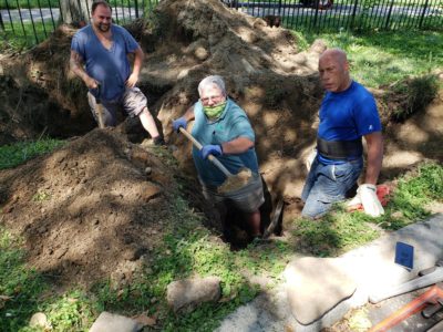 Brooklyn Parks commish helps fix playground sprinkler