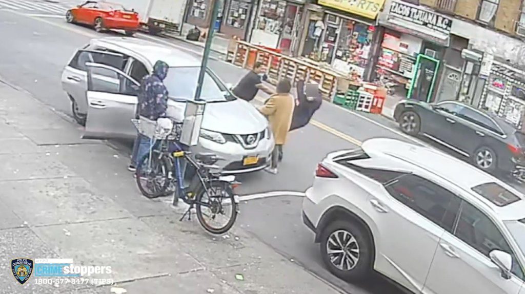 VIDEO: Man pushes traffic agent to the ground