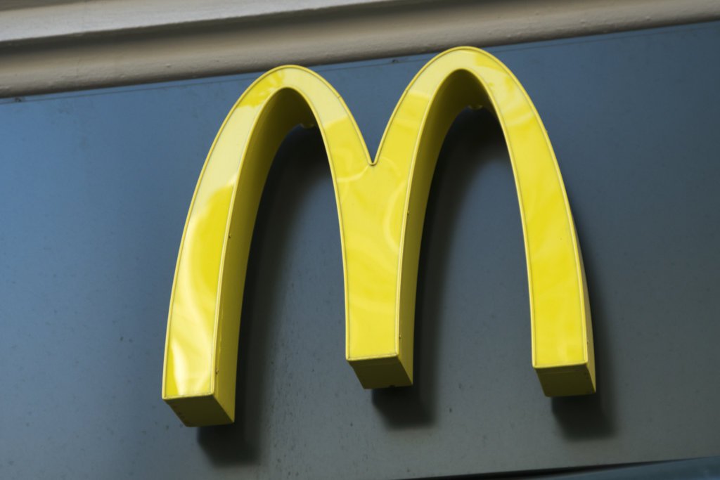 De Blasio signs bill sponsored by Lander to protect fast food workers